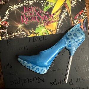 Mini heel shoe figurine